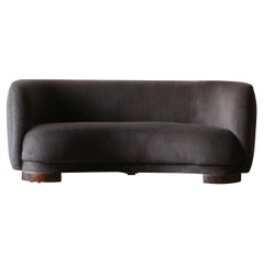 Gebogenes dänisches Schreiner-Sofa aus Bananenholz, 1940er Jahre, neu gepolstert mit Alpaka