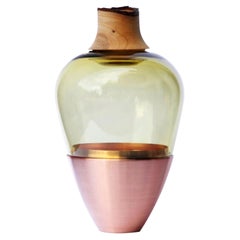Vase à étages en cuivre et en olivier India I , Pia Wüstenberg