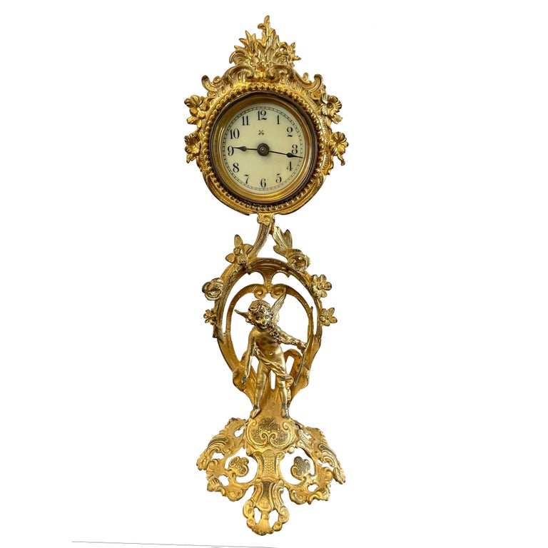 Schöne antike viktorianische französische verzierte vergoldete Uhr im  Angebot bei 1stDibs