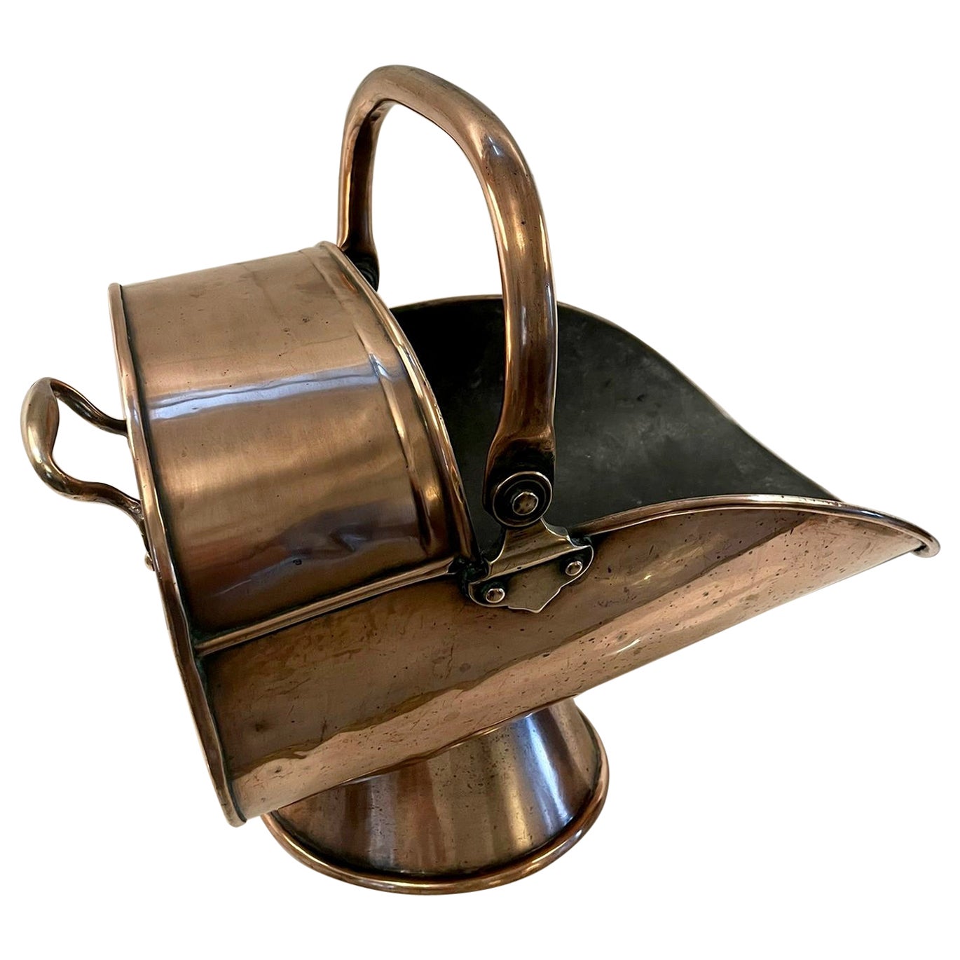 Antique George III Quality Copper Helmet Coal Scuttle (sceau à charbon en cuivre)