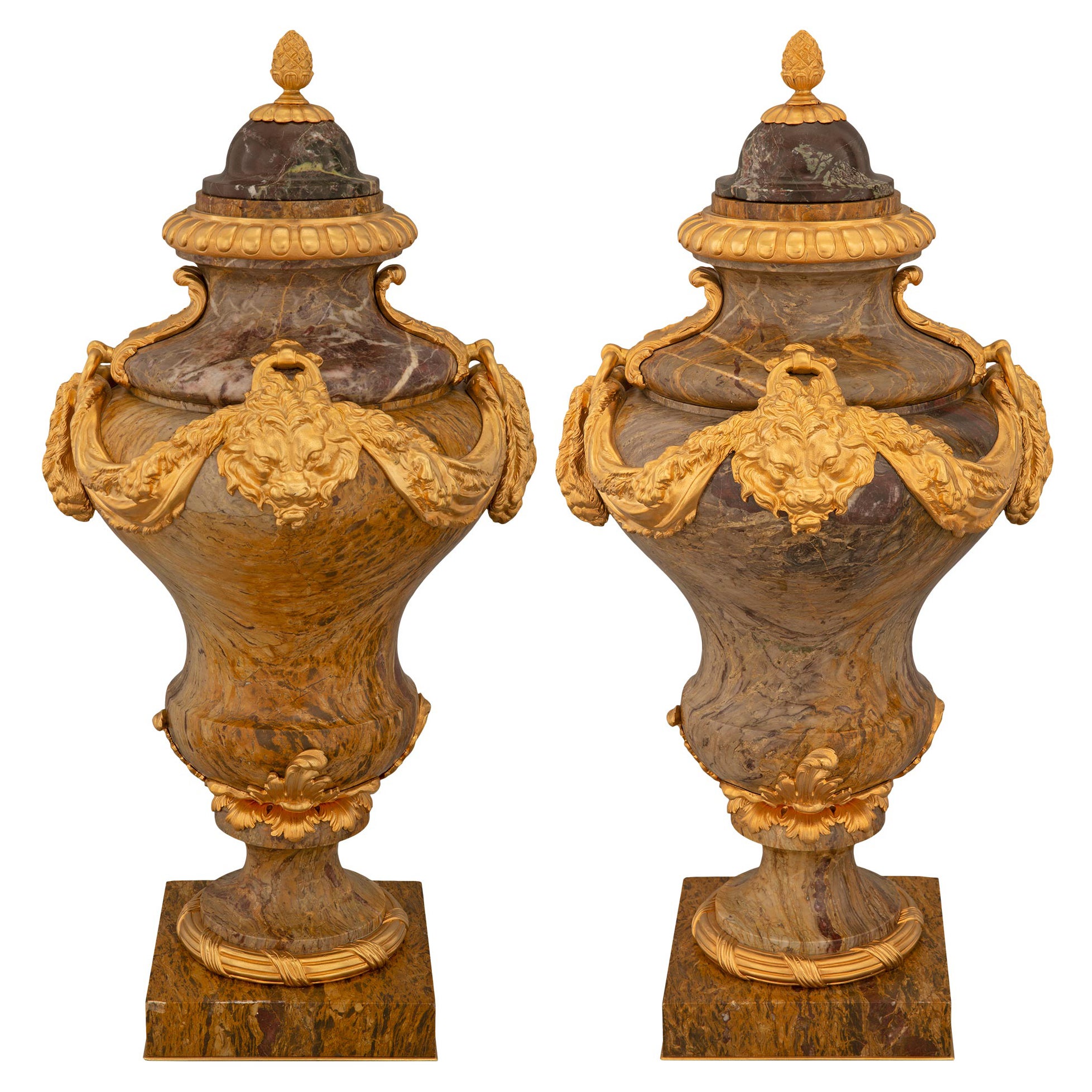 Paire d'urnes à couvercle Louis XVI du 19ème siècle en marbre et bronze doré en vente