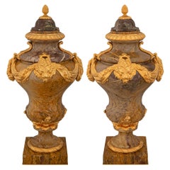 Paire d'urnes à couvercle Louis XVI du 19ème siècle en marbre et bronze doré