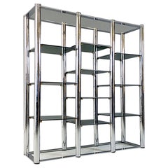 Librería moderna italiana autoportante de acero cromado y cristal ahumado, años 70