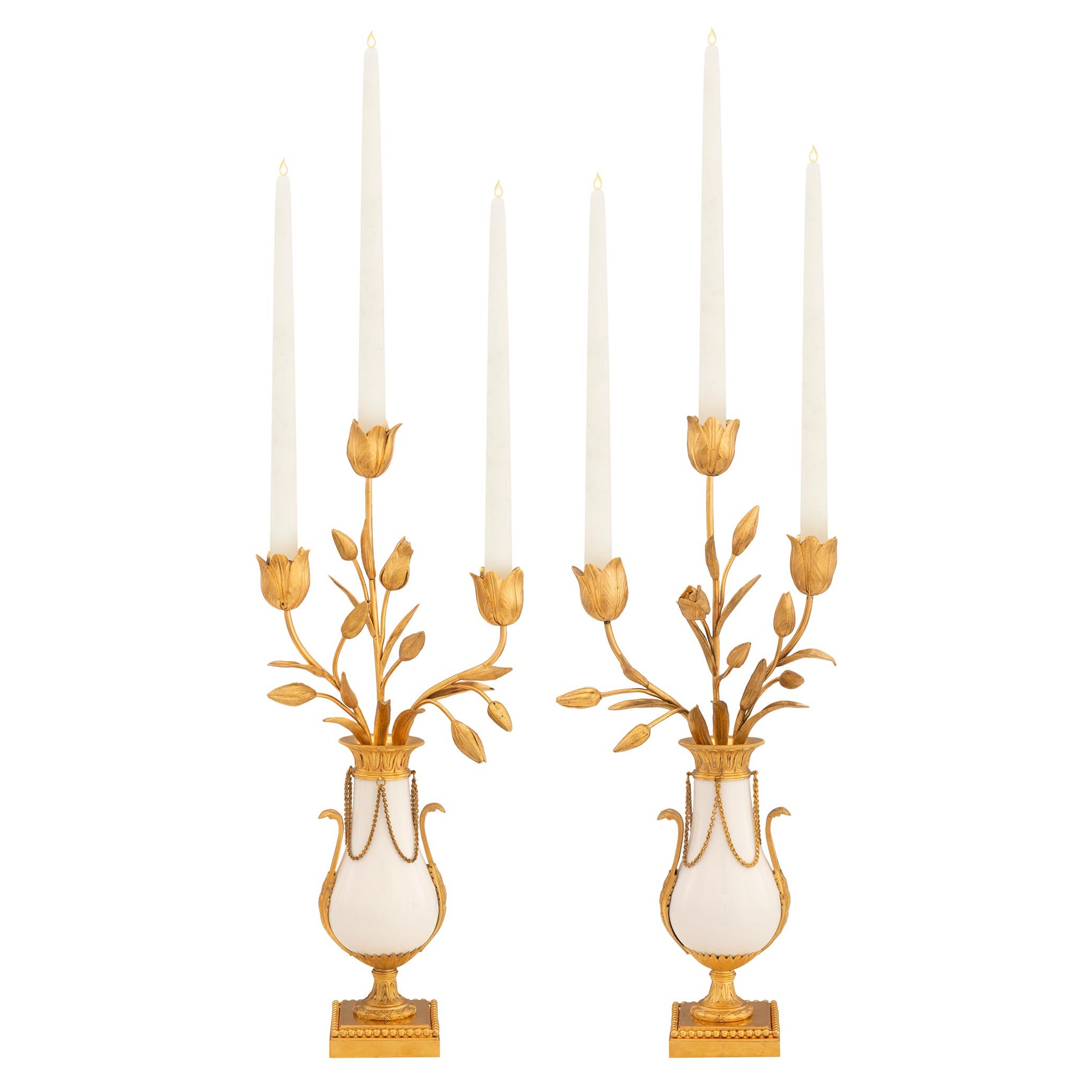 Paire de candélabres français du 19ème siècle de style Louis XVI en bronze doré et marbre