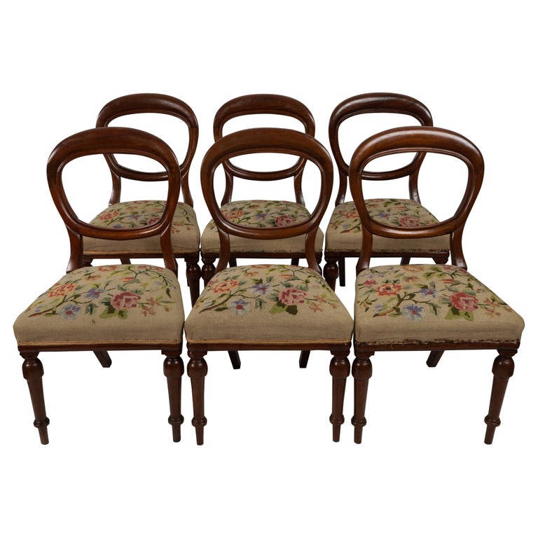 Ensemble de six chaises anglaises anciennes du 19ème siècle en acajou avec  dossier en forme de ballon vers 1860 En vente sur 1stDibs