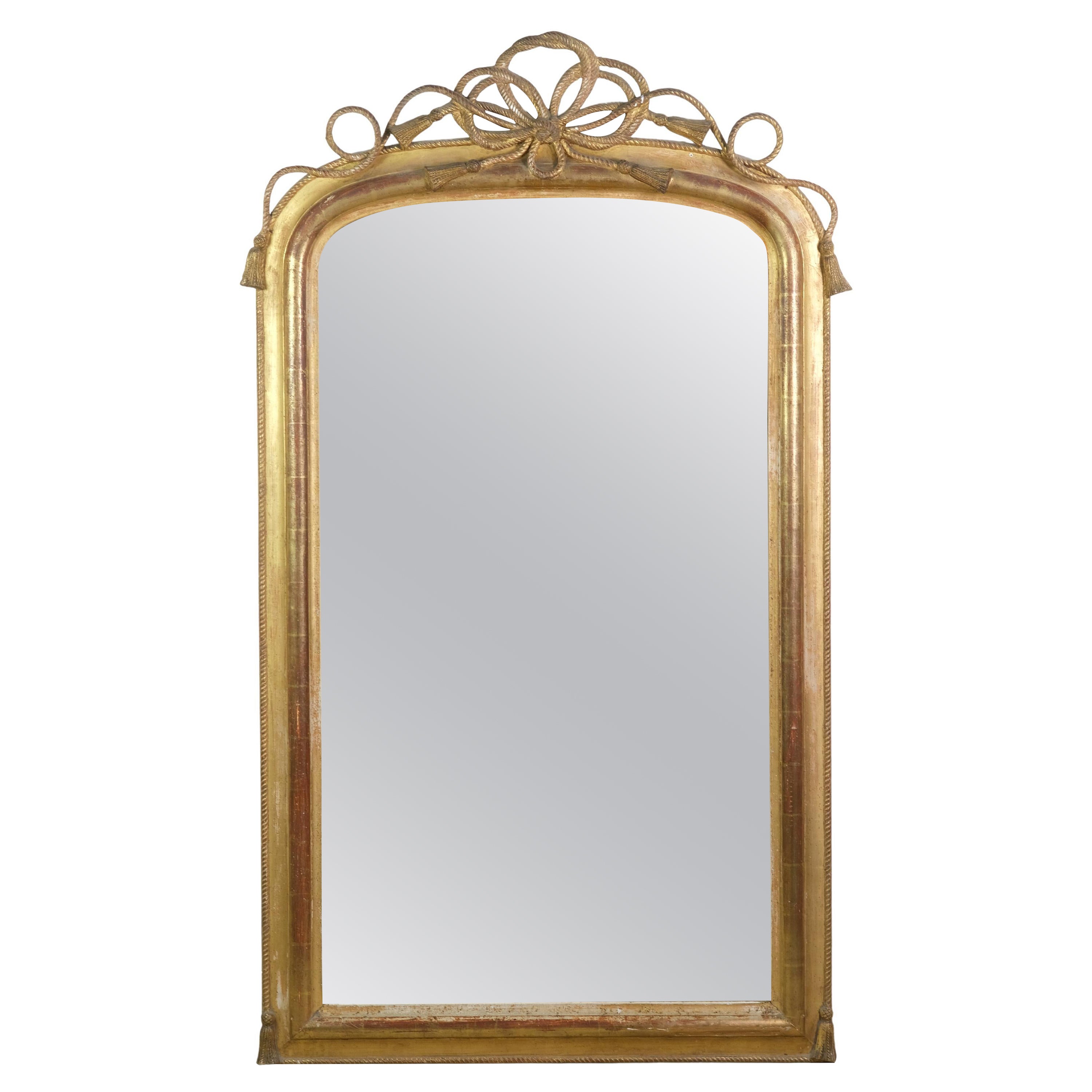 Specchio da parete francese dorato con design a corda e nappe in vendita