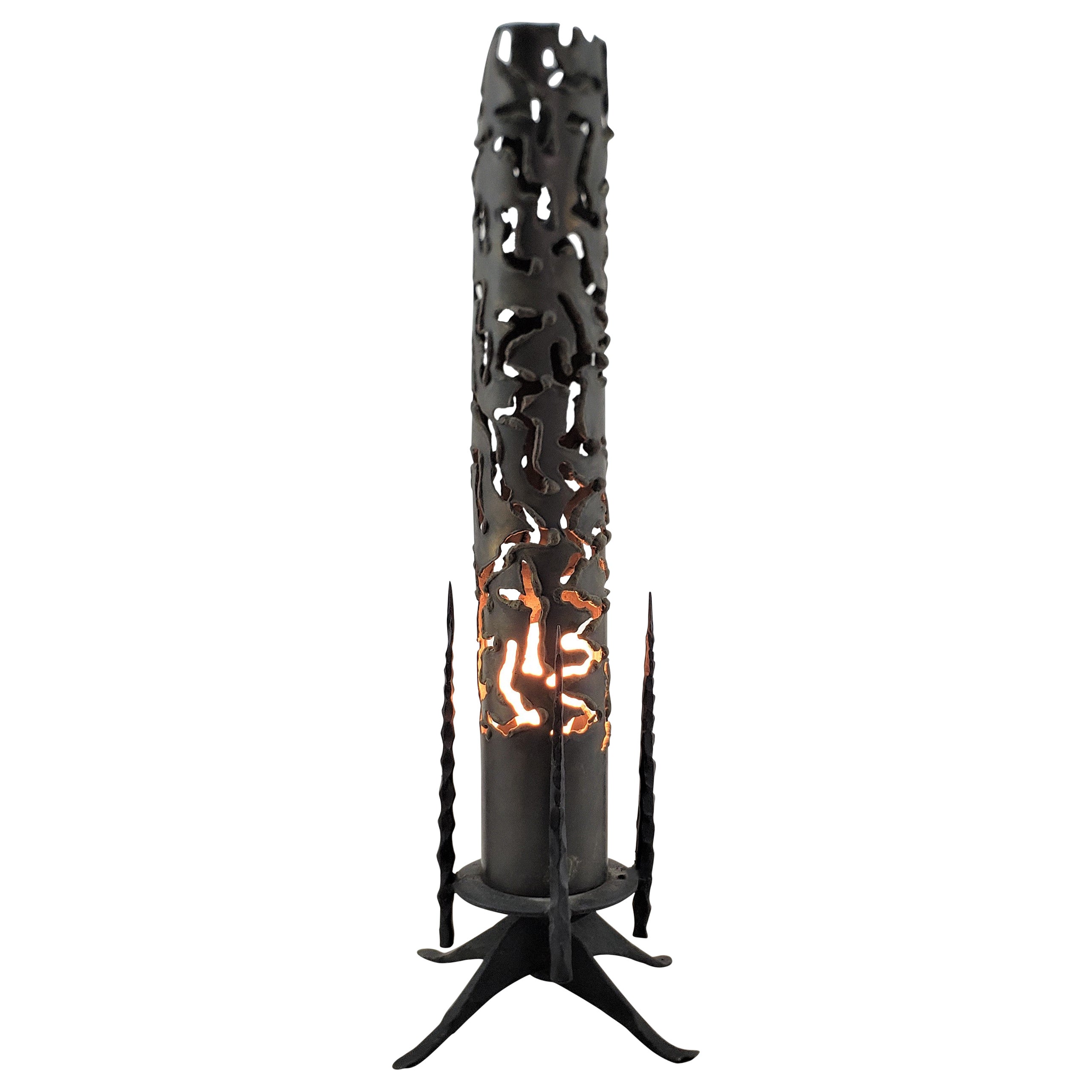 Lampe de table ou lampe d'appoint cylindrique brutaliste taillée en torche, mi-siècle moderne