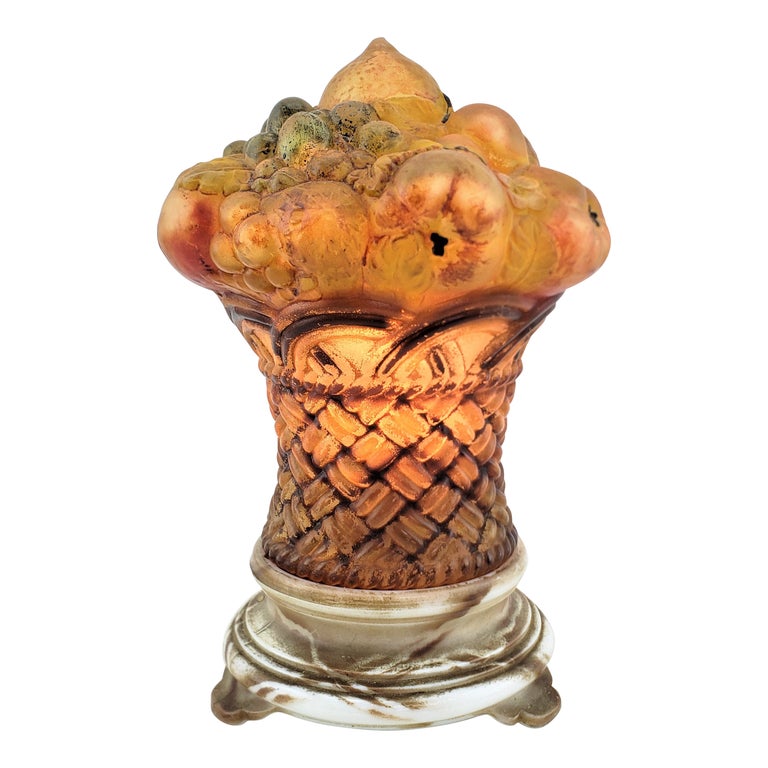 Antike tschechische Art-Déco-Tischlampe mit geformtem und umgekehrtem ...