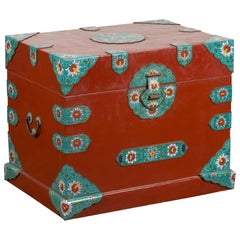 Coffre à couvertures vintage avec laque rouge et décor floral cloisonné