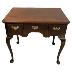 Antike George III Qualität Figured Mahagoni Lowboy / Beistelltisch