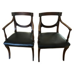 Elegantes Paar Regency-Sessel aus Mahagoni und schwarzem Leder