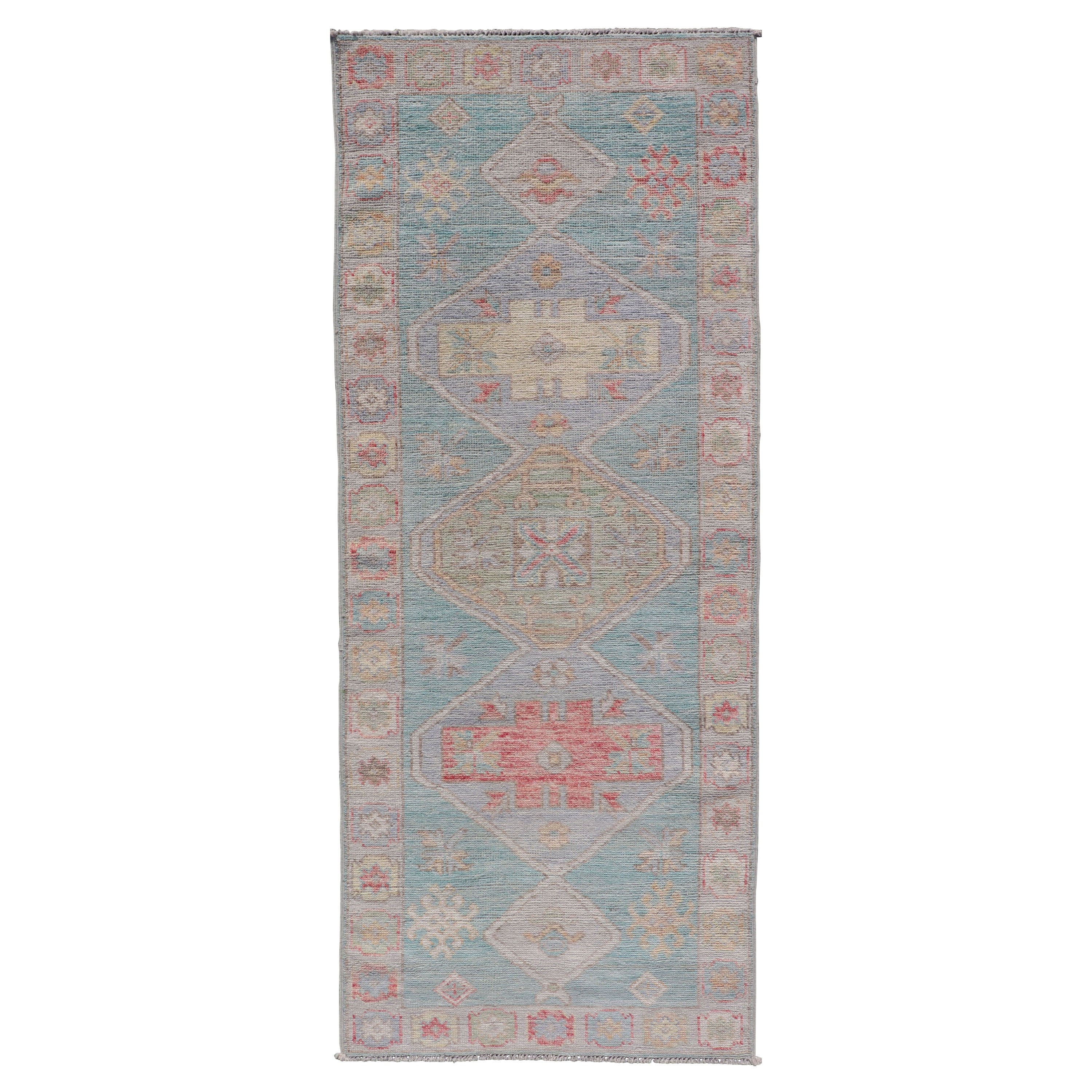 Moderner kleiner Oushak-Läufer mit blauem Teal-Blauem Hintergrund und Medaillon-Motiv