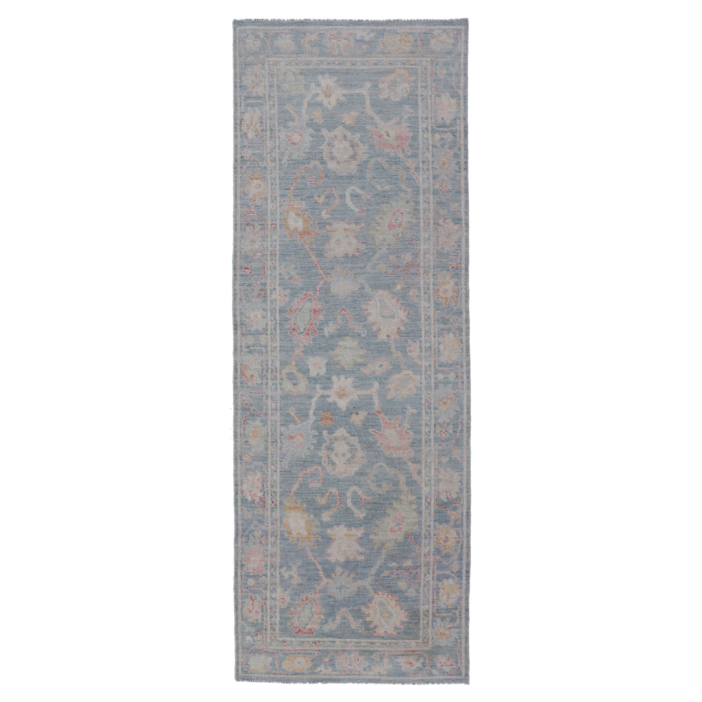 Moderner geblümter Oushak mit gedämpftem blauem Hintergrund aus Wolle  2'6 x 7'11 im Angebot