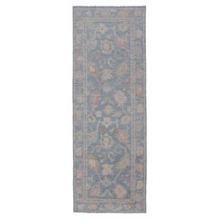 Oushak moderno floreale con sfondo blu attenuato in lana  2'6 x 7'11