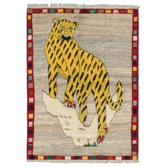 Tapis persan Qashqai vintage Gabbeh avec affiche d'animaux par Rug & Kilim