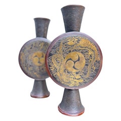 antica coppia di vasi en rame sbalzato - décoro en rilievo ottone - XX Secolo