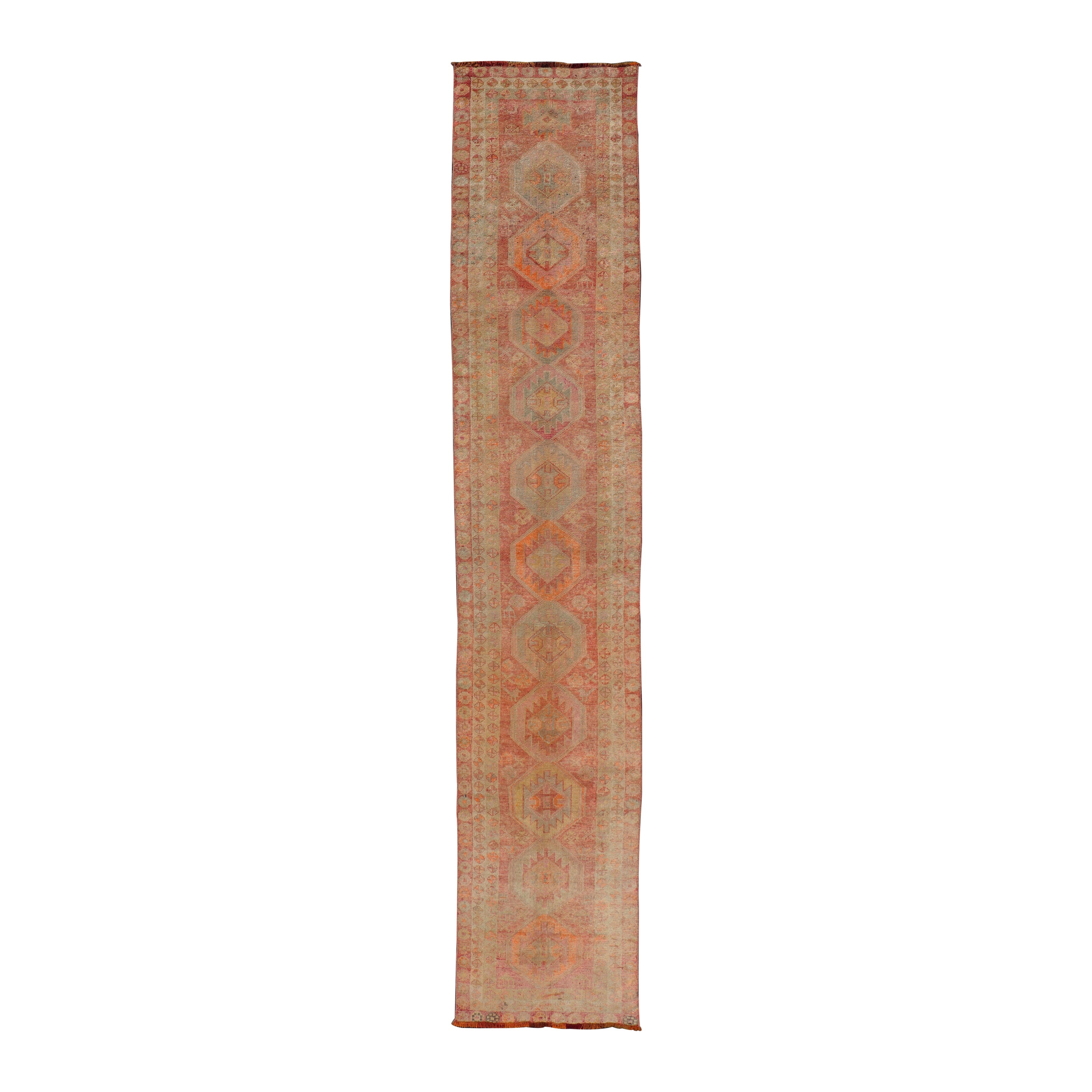 Long tapis de couloir turc vintage Oushak avec médaillons tribaux rouge doux