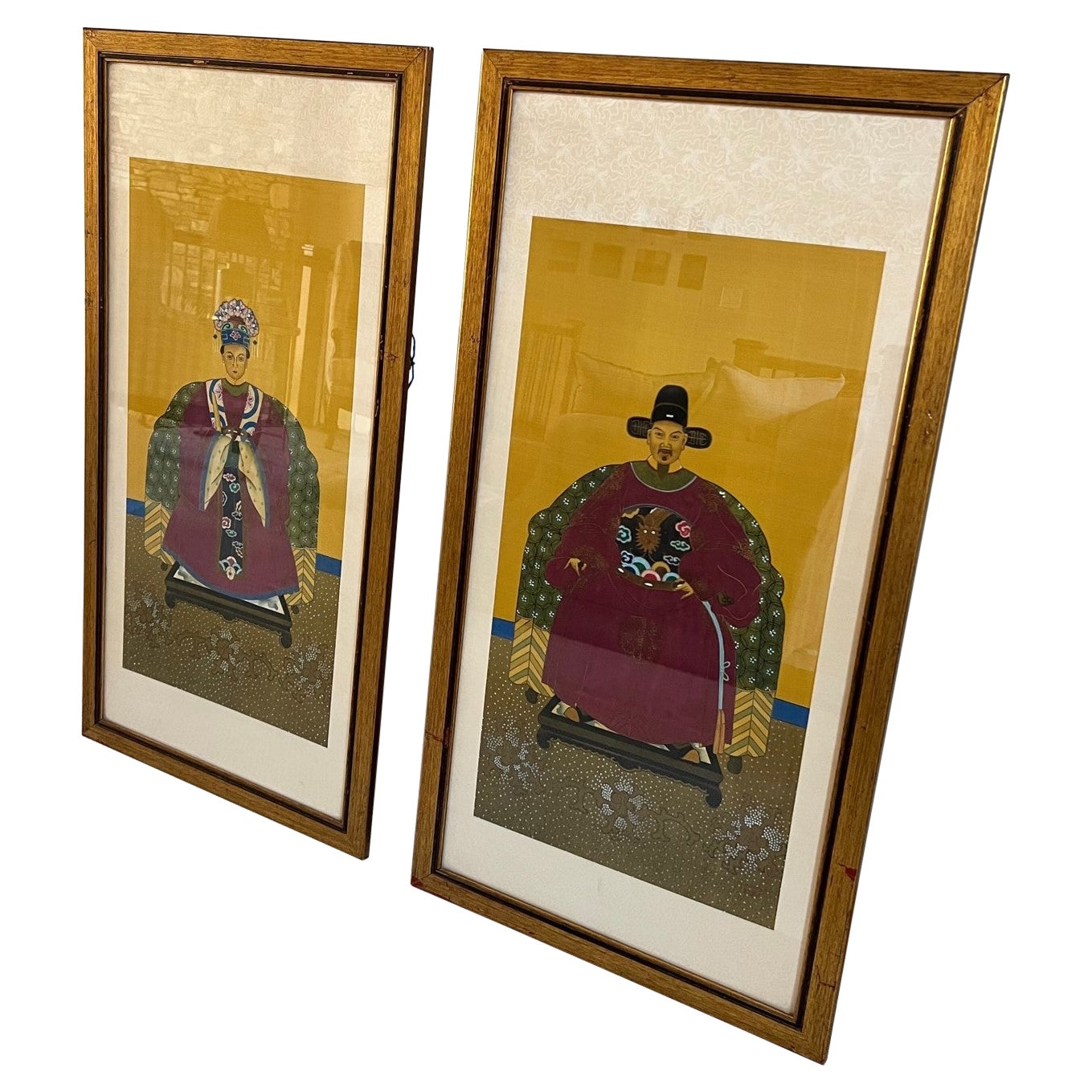 Paire de tableaux anciens d'ancêtres de la dynastie chinoise Qing encadrés sur soie en vente
