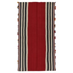 Tapis Kilim persan vintage rouge avec rayures blanc cassé et bleues par Kilim