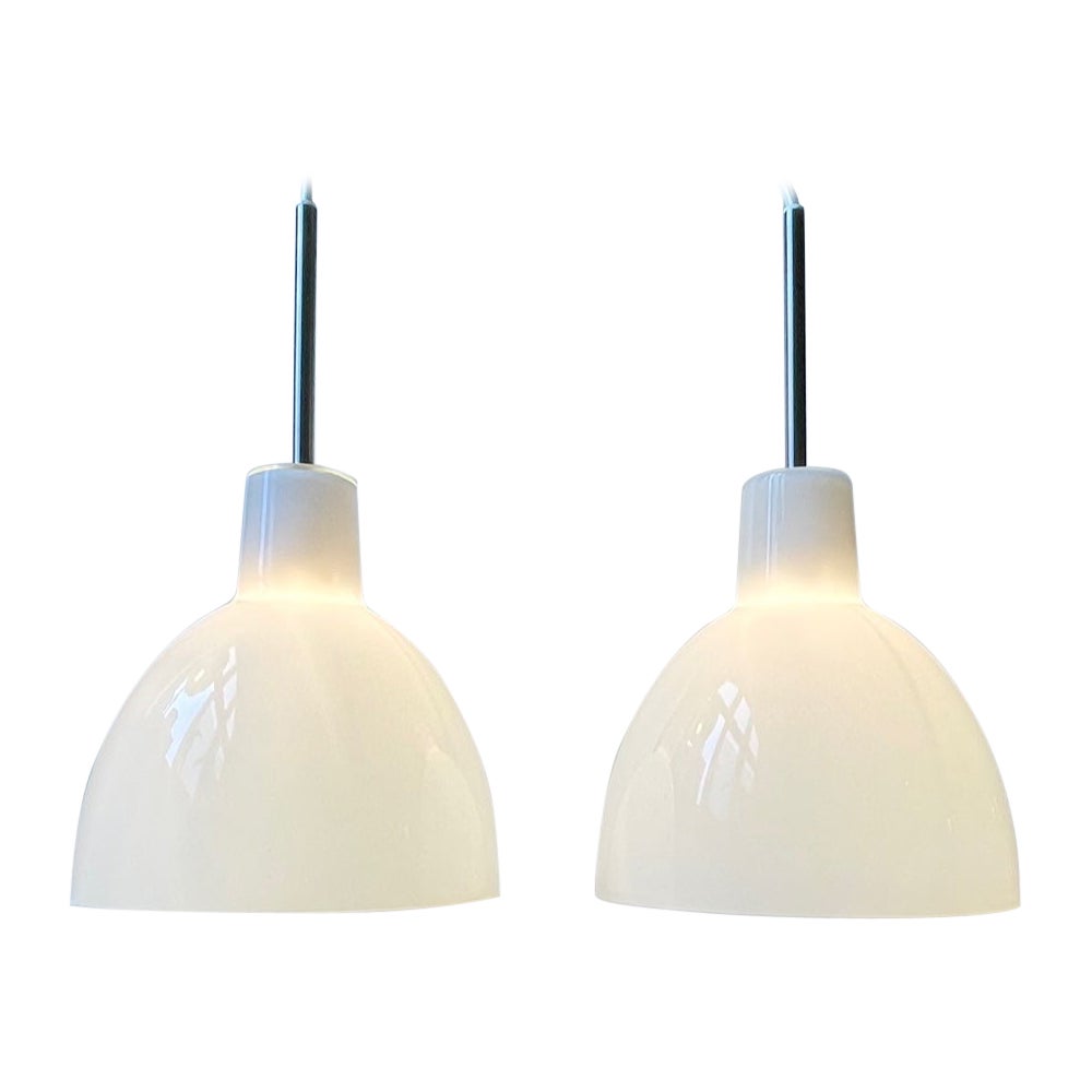 Lampes à suspension minimalistes Louis Poulsen Toldbod en verre opalin blanc en vente