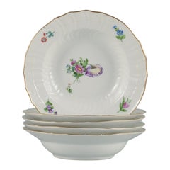 Flor Sajona de Royal Copenhagen. Cinco platos hondos de porcelana pintada a mano