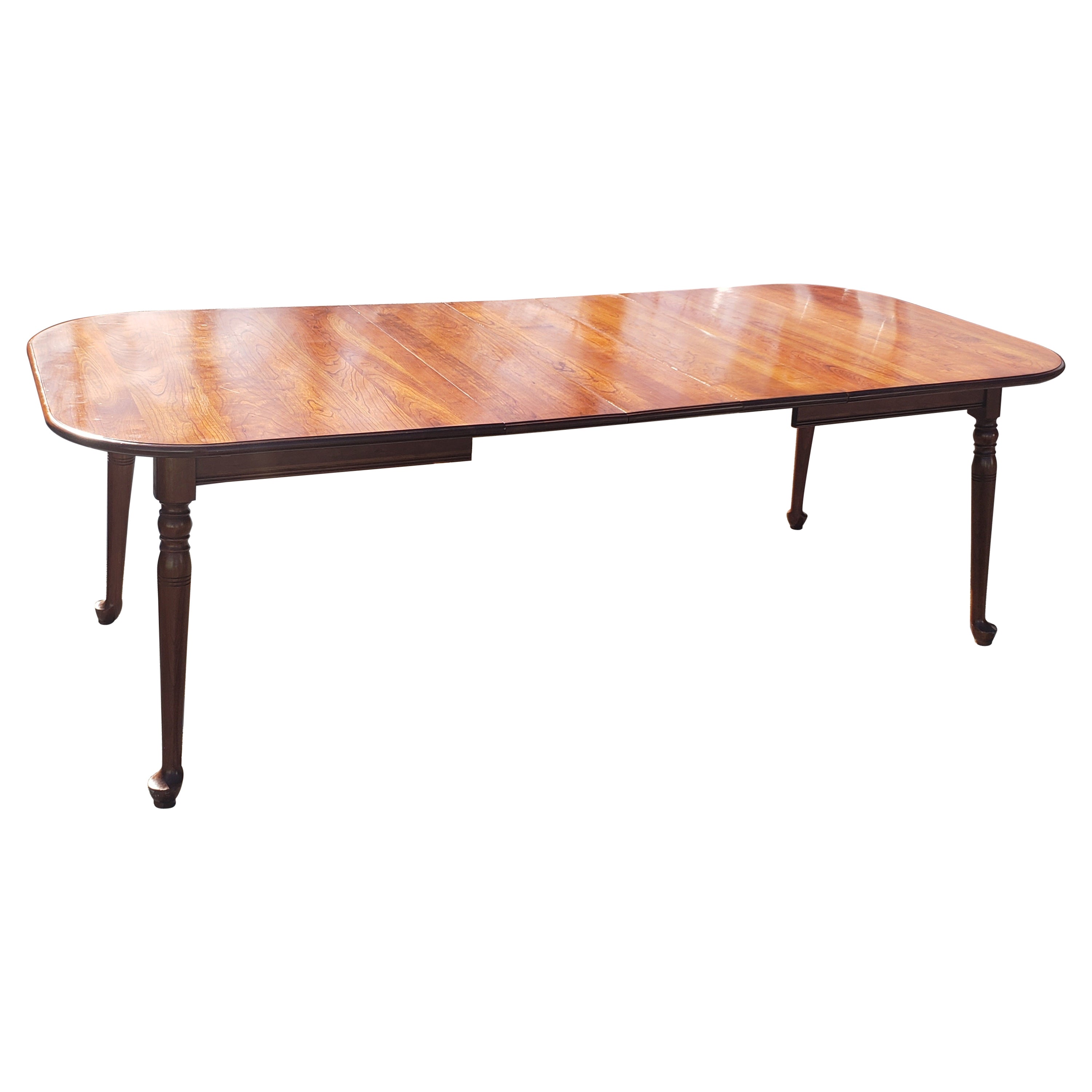 Amerikanischer klassischer ausziehbarer Esstisch aus Kirschbaumholz mit Pads, Pennsylvania House im Angebot
