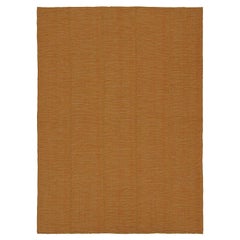 Tapis Kilim contemporain de Rug & Kilim en ocre avec des accents de beige et de rose