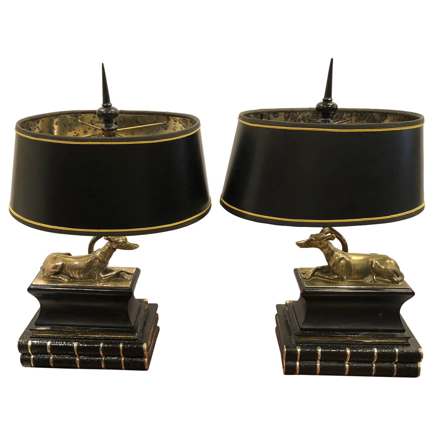 Paar fantastische Windhund-Tischlampen aus Messing, die auf Lederbüchern ruhen