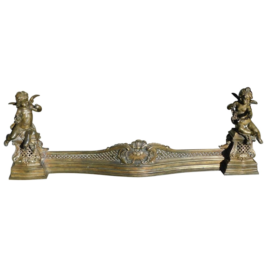 Französischer Bronze-Feuerschutz für den Kamin mit geflügeltem Cherub- und Muschelmuster aus Laub, um 1800