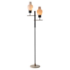 Lampadaire de designer italien, acier noir, verres opalin, laiton, années 1950