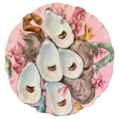 Ancienne assiette à huîtres française en porcelaine de Limoges à motif de dinde rose, vers les années 1890.