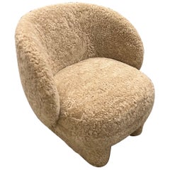 Fauteuil de salon Moro en peau de mouton de Sebastian Herkner en stock