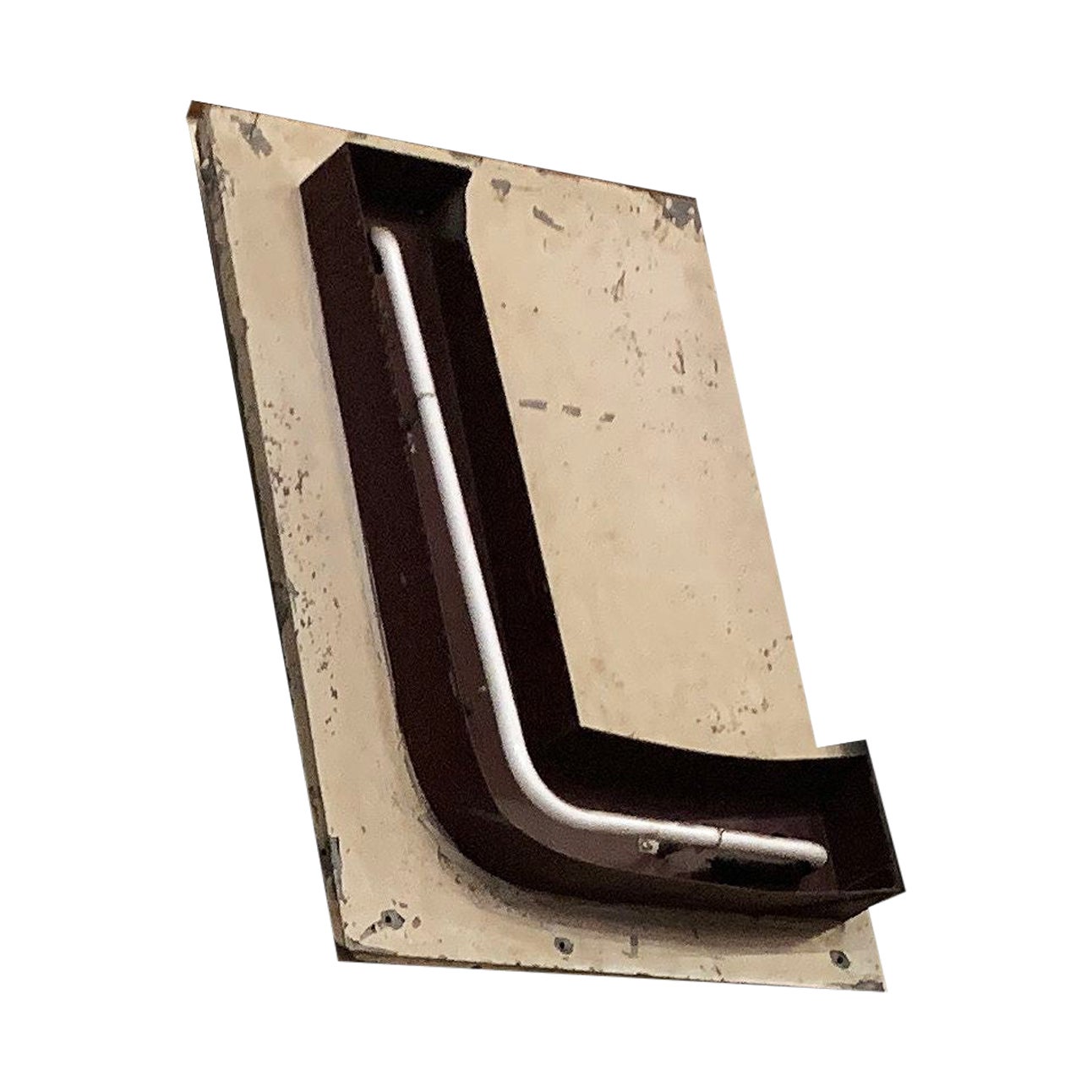 Grande lettre « L » en marqueterie fluo de l'auditorium d'Amérique du Nord