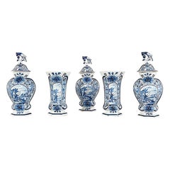 Ensemble de cinq vases de Delft peints à la main du 18ème siècle, comprenant 3 urnes à couvercle
