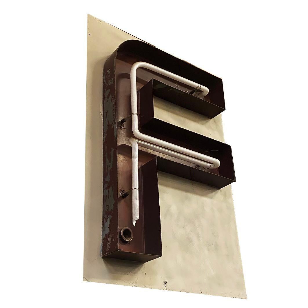 Grande lettre « F » en marqueterie fluo de l'auditorium d'Amérique du Nord