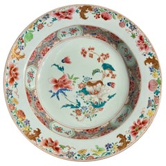 Grand plat profond en porcelaine d'exportation chinoise Famille Rose, 18ème siècle, Chine