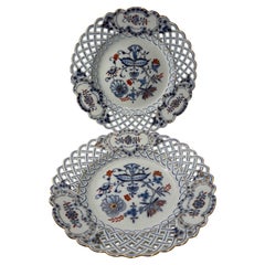 Paire de rares assiettes réticulées de 11,25 cm en forme de sabres croisées d'oignons bleus de Meissen