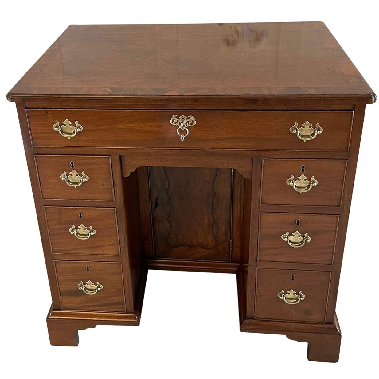 Antiker Mahagoni-Knieholz-Schreibtisch aus Mahagoni in George-III- Qualität
