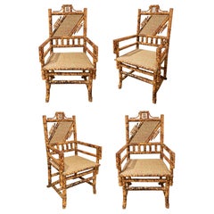 Ensemble de quatre fauteuils en bambou des années 1950 avec assise et dossier en raphia naturel