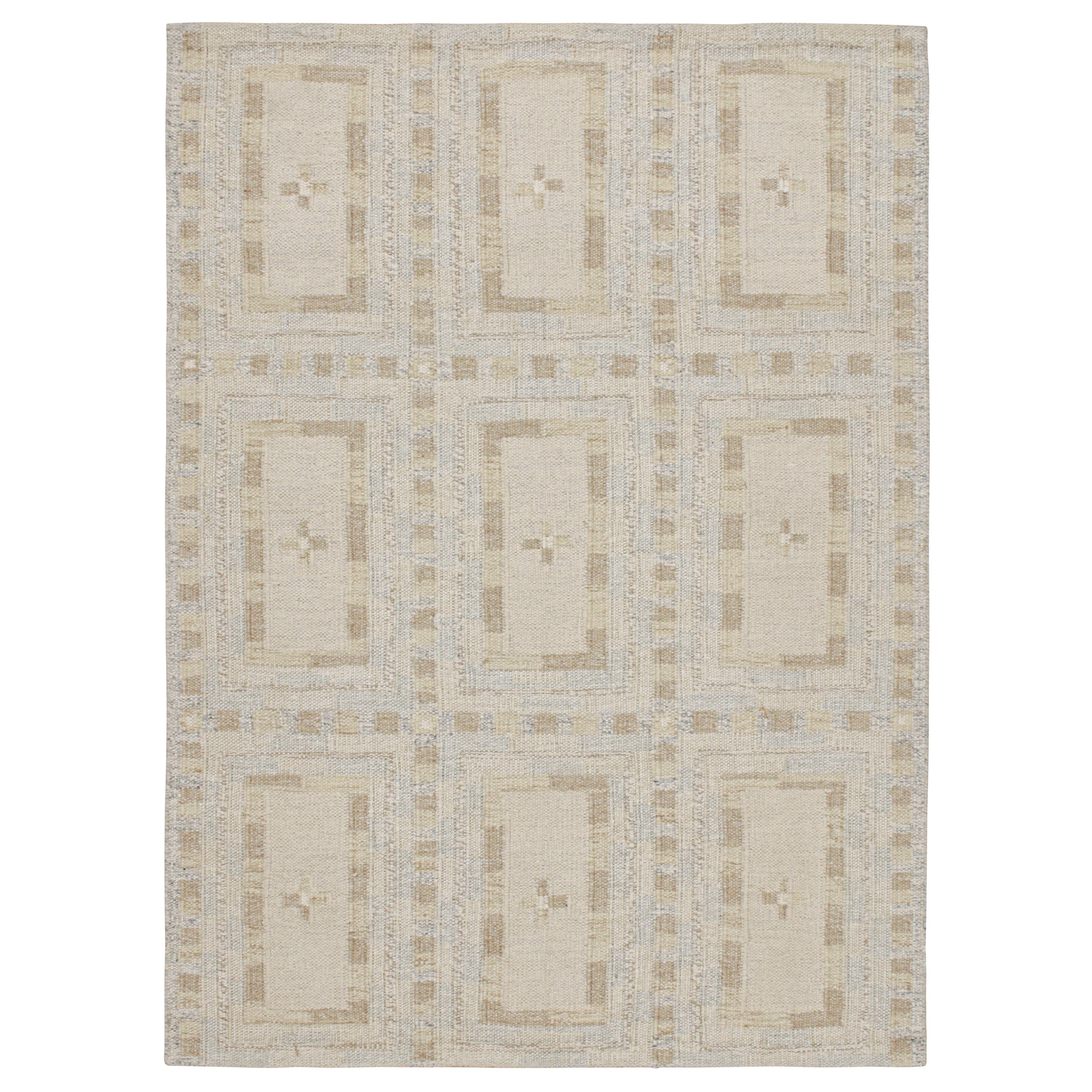 Rug & Kilim's Scandinavian Style Kilim in White with Beige Geometric Patterns (Kilim de style scandinave en blanc avec des motifs géométriques en beige)