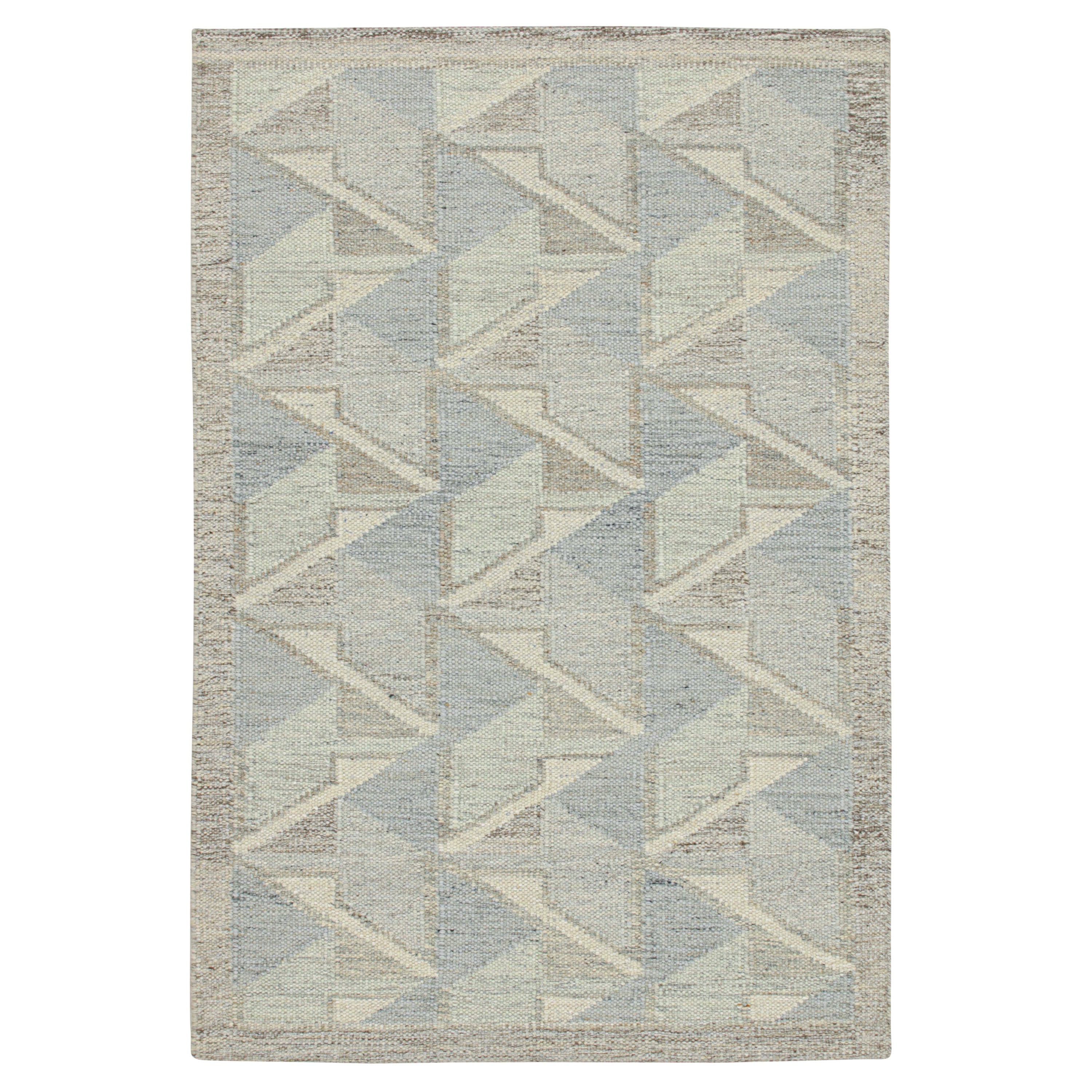 Kilim de style scandinave en motifs géométriques gris, blancs et bleus de Rug & Kilim