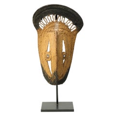 Masque de yam tissé Sepik, Papouasie-Nouvelle-Guinée, jaune sur base personnalisée