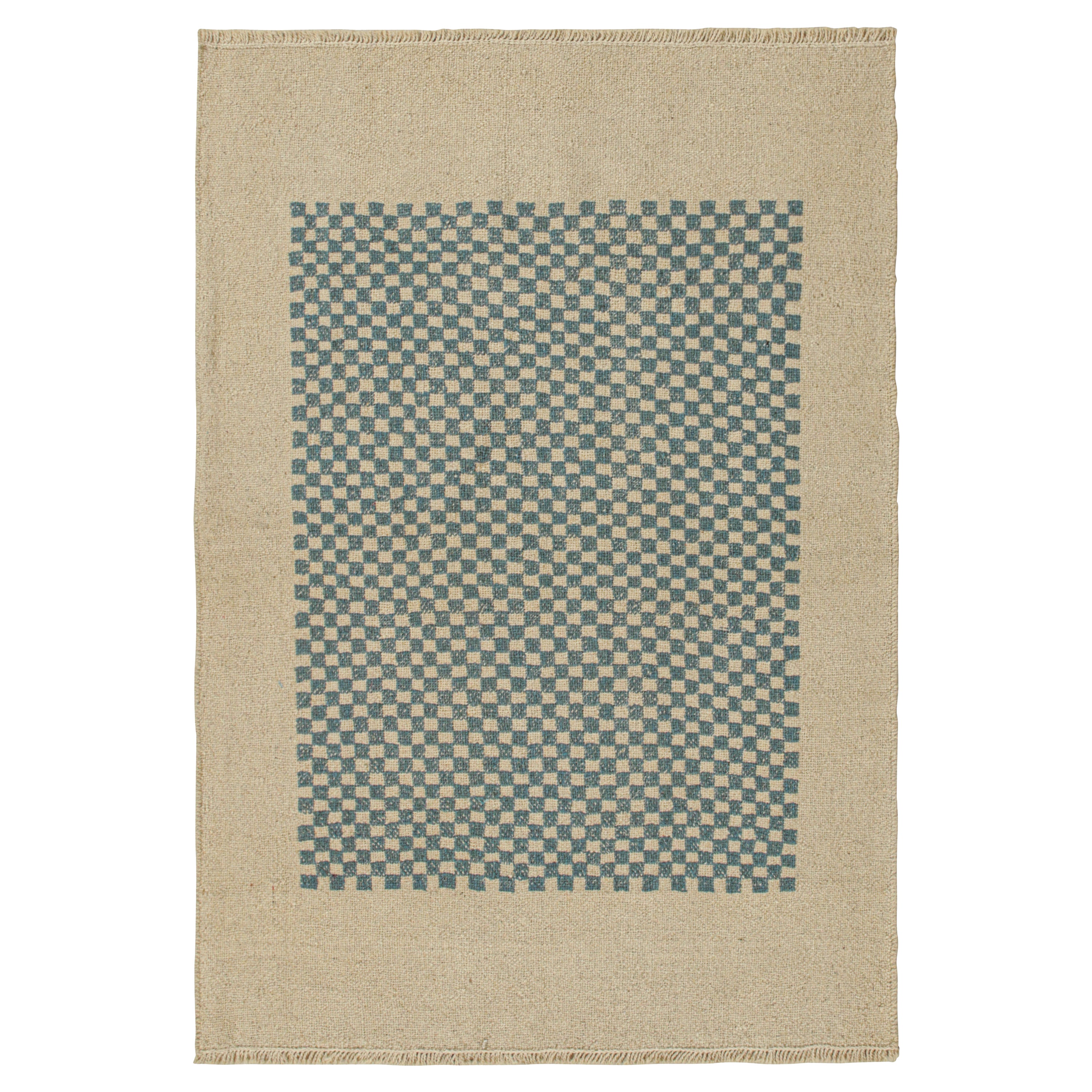 Kilim persa estilo Sofreh de Rug & Kilim en beige con diseño de tablero de ajedrez azul