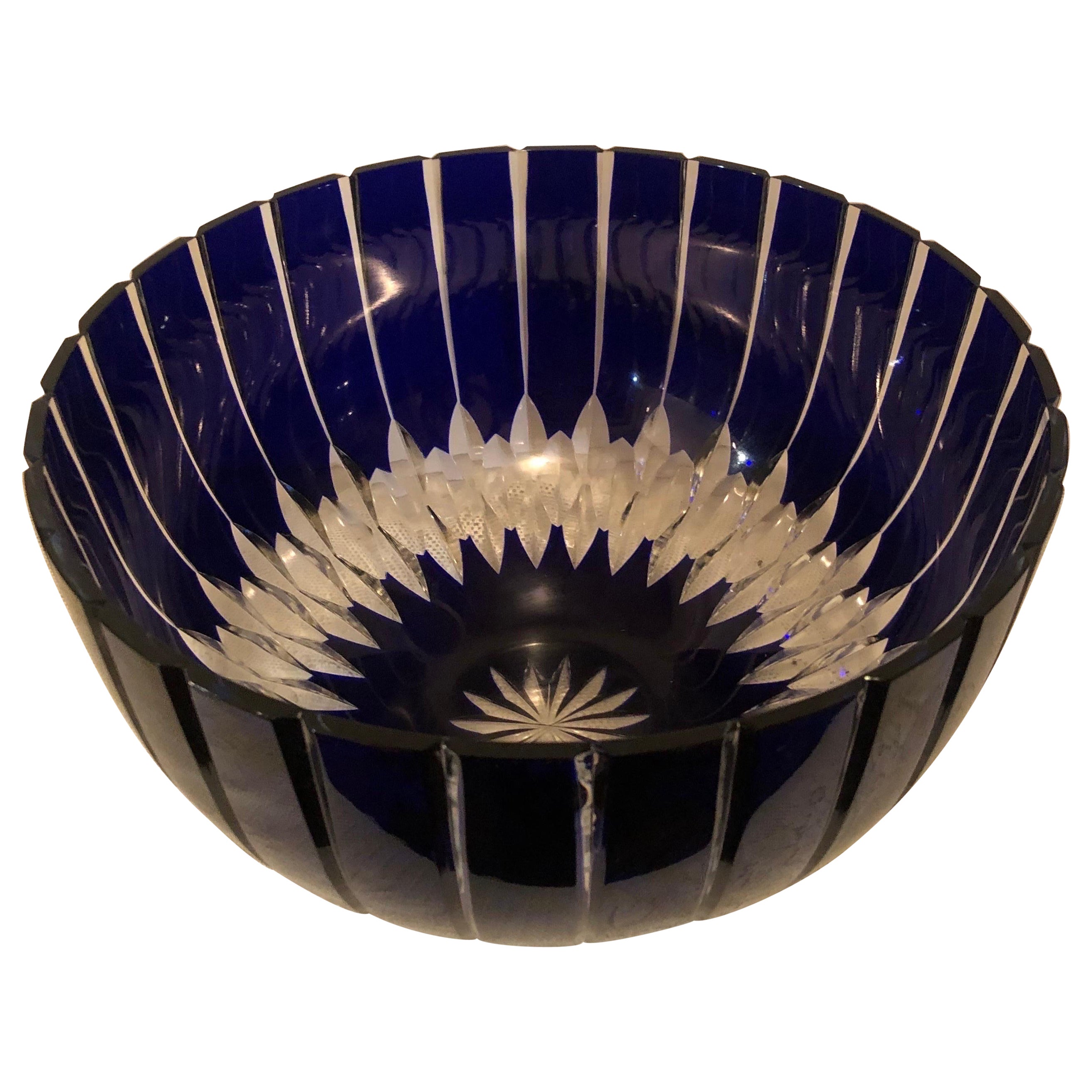 Grand bol à punch ou bol de centre de table en cristal taillé de Bohème tchécoslovaque cobalt