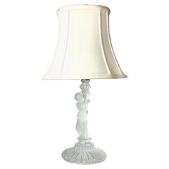 Lampe à bougeoirs figurative en verre dépoli de Baccarat