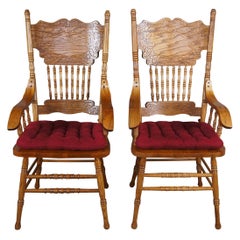 2 Victorian Revival geschnitzt Eiche Double Pressback Arm Stühle Abnehmbare rote Kissen