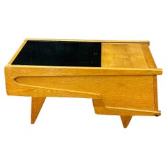 Guillerme Et Chambron, table de salon en chêne et marbrite circa 1950