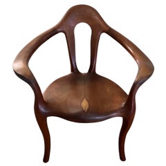 Skulpturaler Sessel in weiblicher Form aus Nussbaumholz im Sam Maloof-Stil 