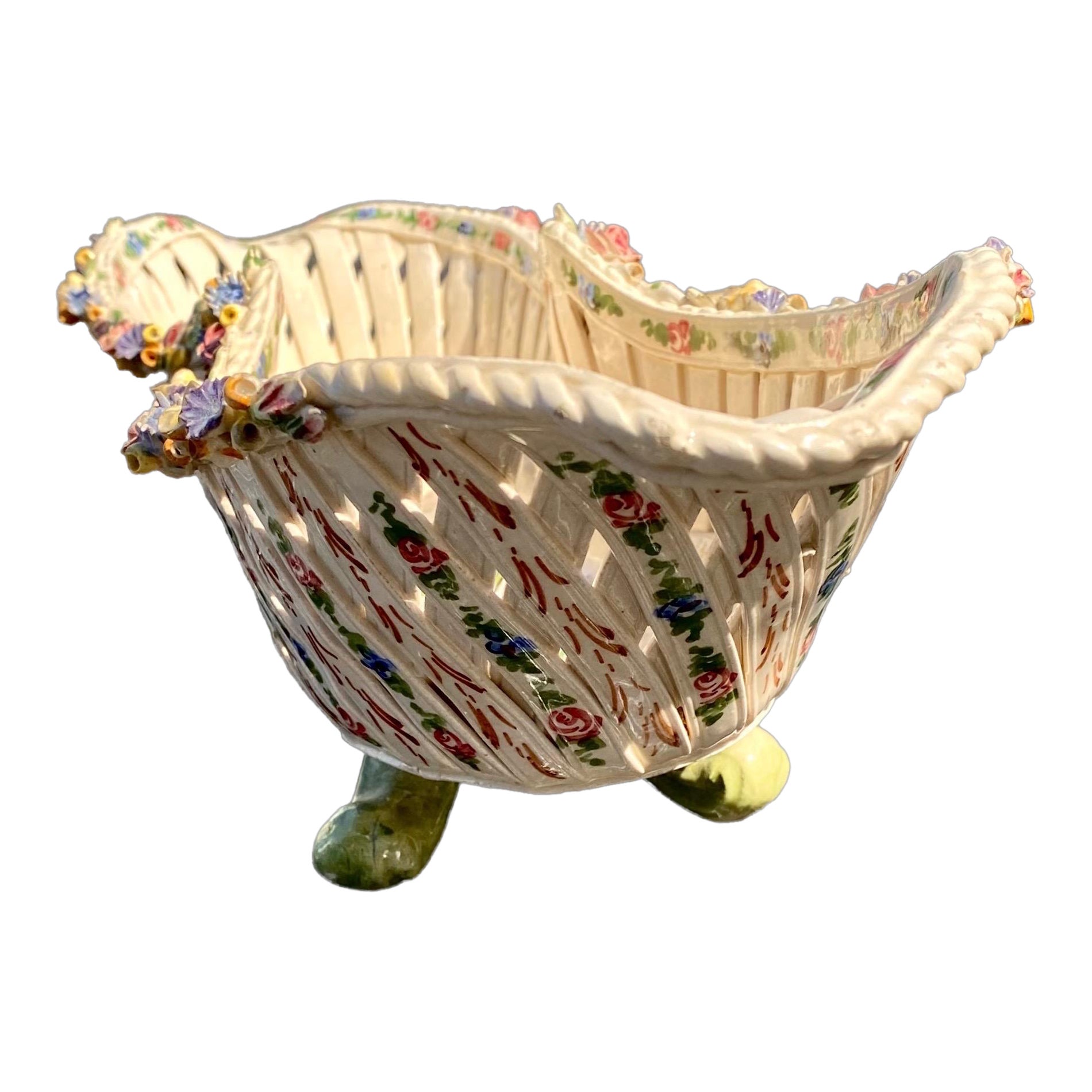 Remarquable porte-pain en poterie peint à la main, créé à Naples, en Italie, vers les années 1920. Il présente des guirlandes de fleurs appliquées et colorées autour du bord en forme de bateau, au-dessus d'un treillis peint et floral. Superbe