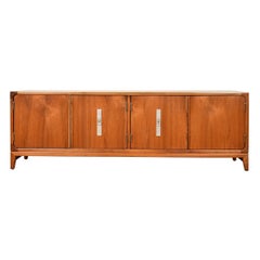 Niedriges Sideboard aus Nussbaumholz von John Keal für Brown-Saltman, Moderne der Mitte des Jahrhunderts